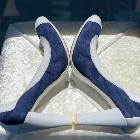 Authentic NWOB CHANEL Navy Blue Suede/White Leather Elastic Ballet Heels - Picture 4 of 16